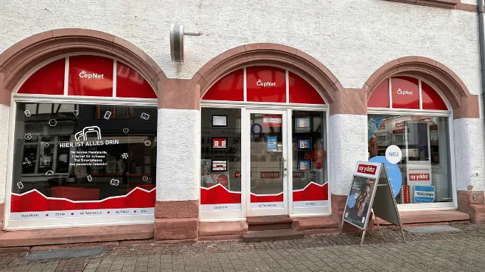 Vorderansicht des Cepnet.de Stores in Groß-Gerau, erkennbar an seinem leuchtenden Ay Yildiz Logo und der wunderschön gestalteten Fassade.